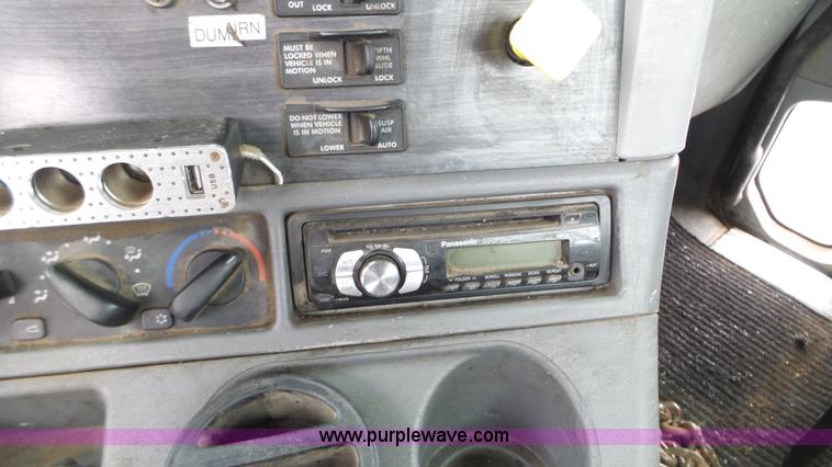 image for item L3929 2006 Freightliner Columbia semi truck