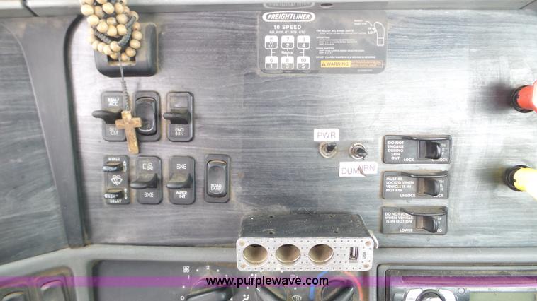 image for item L3929 2006 Freightliner Columbia semi truck