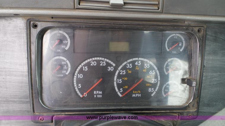 image for item L3929 2006 Freightliner Columbia semi truck