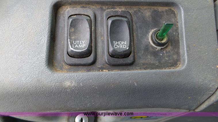 image for item L3929 2006 Freightliner Columbia semi truck