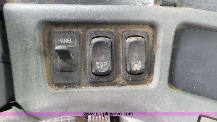 image for item L3929 2006 Freightliner Columbia semi truck