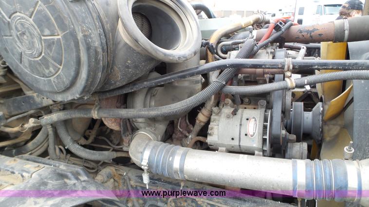 image for item L3929 2006 Freightliner Columbia semi truck