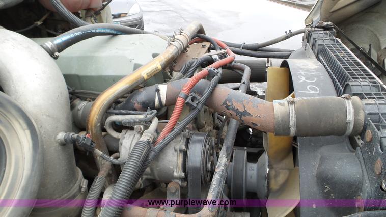 image for item L3929 2006 Freightliner Columbia semi truck