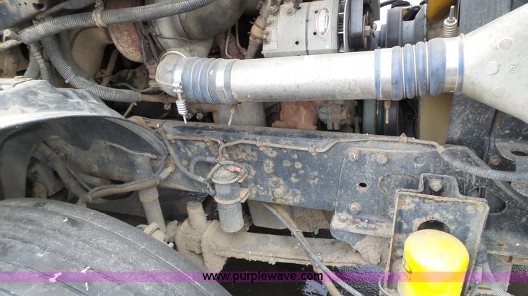 image for item L3929 2006 Freightliner Columbia semi truck