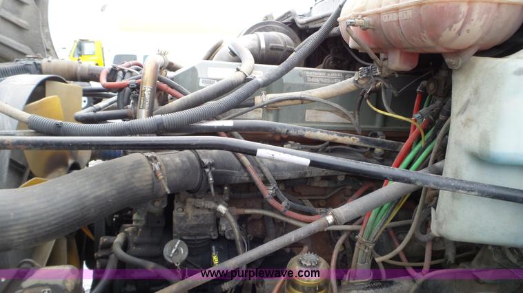 image for item L3929 2006 Freightliner Columbia semi truck