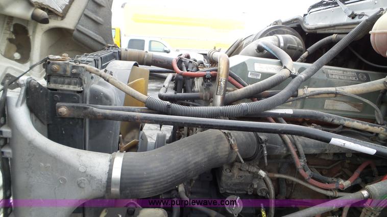 image for item L3929 2006 Freightliner Columbia semi truck