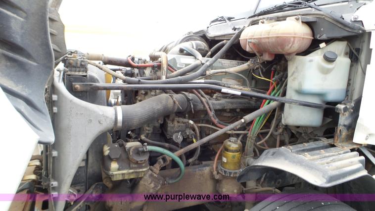 image for item L3929 2006 Freightliner Columbia semi truck