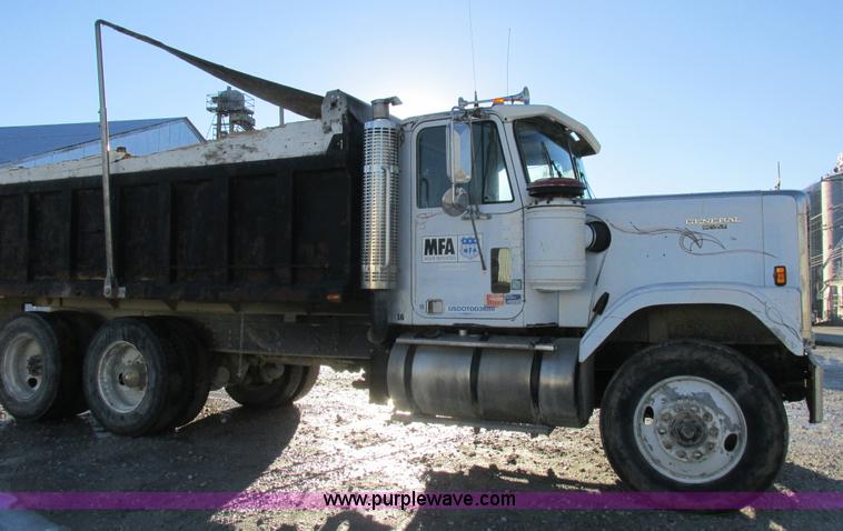image for item L7011 1985 GMC dump truck