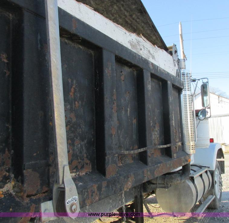 image for item L7011 1985 GMC dump truck