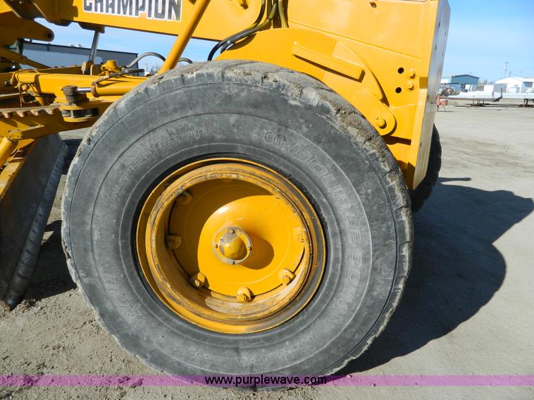 image for item L7307 1988 Champion 710A motor grader