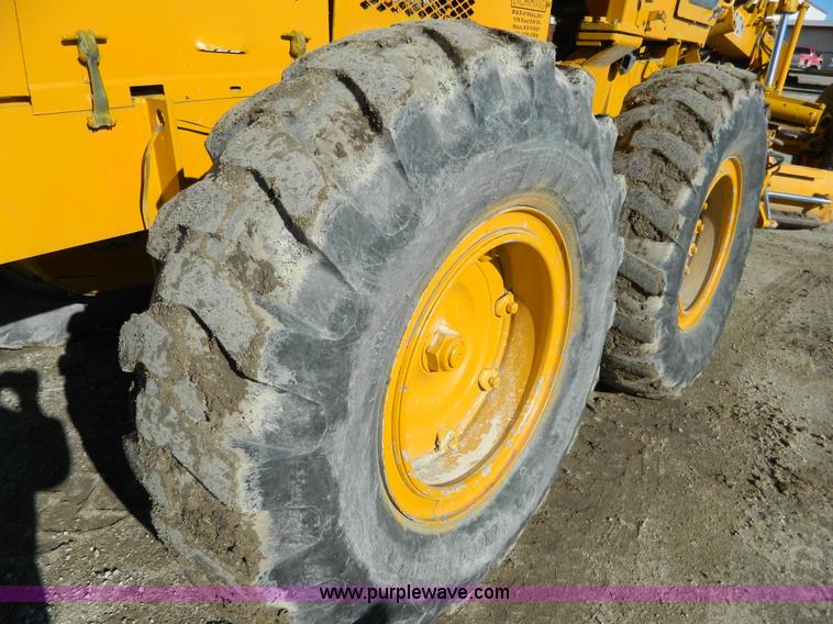 image for item L7307 1988 Champion 710A motor grader