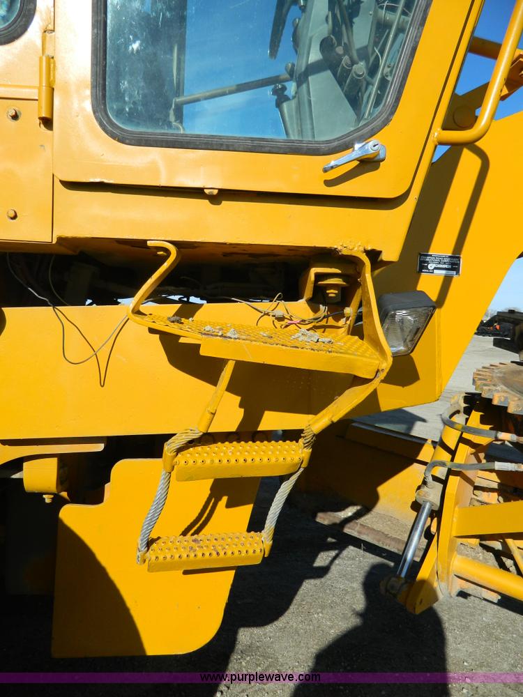 image for item L7307 1988 Champion 710A motor grader