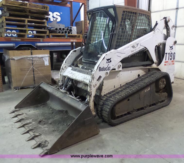 image for item N9352 2001 Bobcat T190 skid steer
