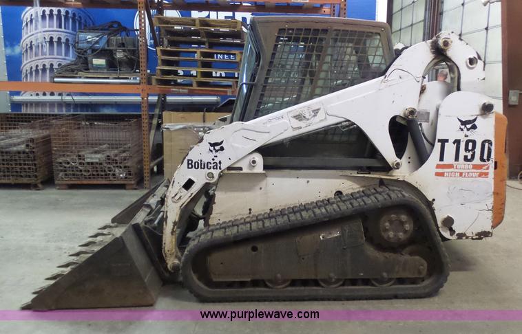 image for item N9352 2001 Bobcat T190 skid steer