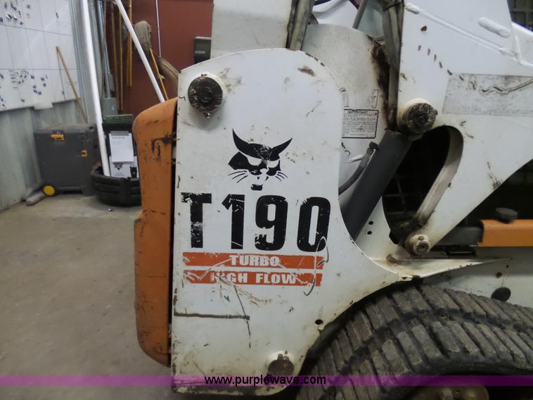 image for item N9352 2001 Bobcat T190 skid steer