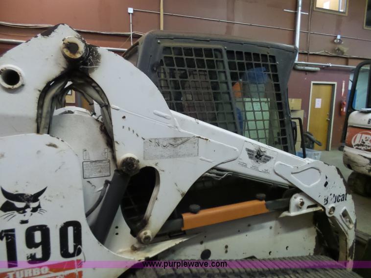 image for item N9352 2001 Bobcat T190 skid steer