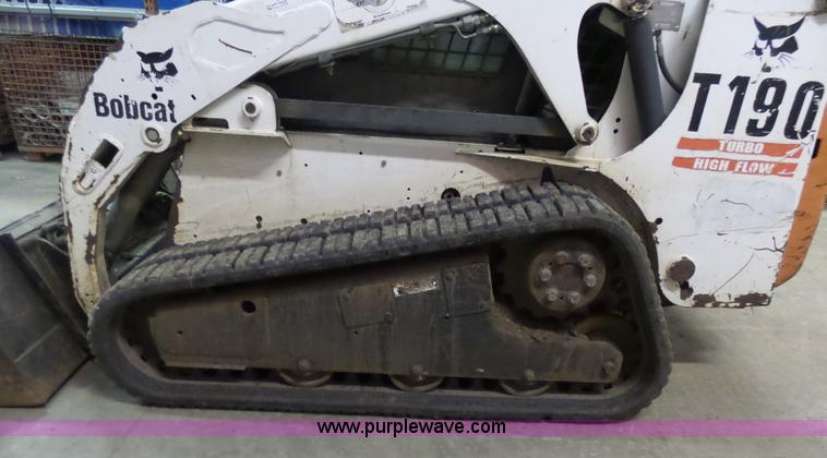 image for item N9352 2001 Bobcat T190 skid steer