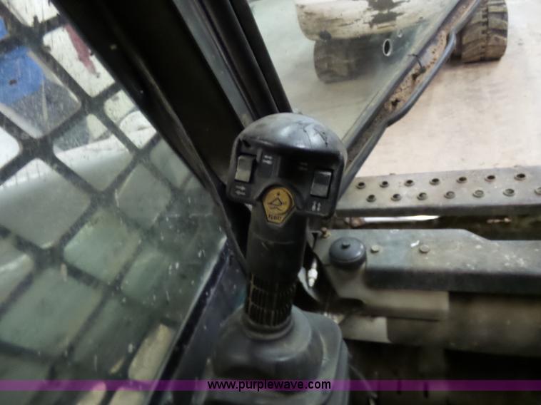 image for item N9352 2001 Bobcat T190 skid steer