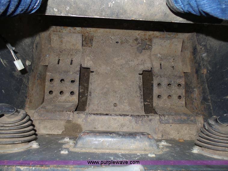 image for item N9352 2001 Bobcat T190 skid steer