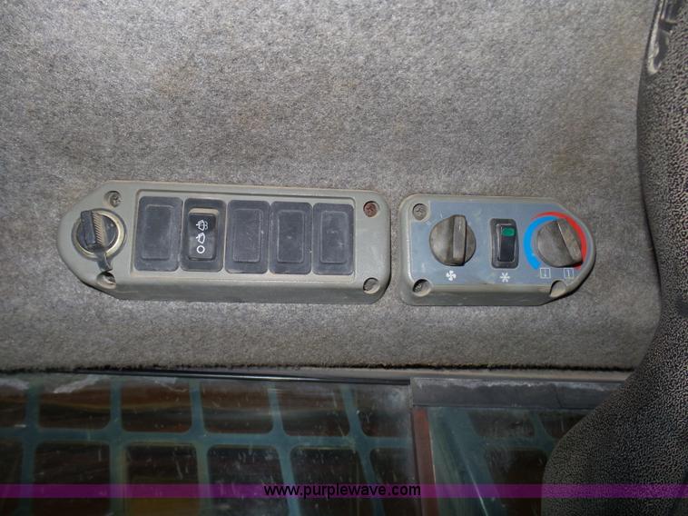 image for item N9352 2001 Bobcat T190 skid steer