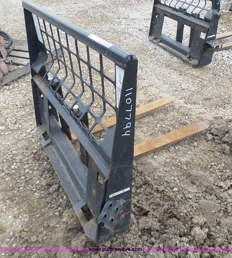 Bobcat pallet forks in Blue Springs, MO Item N9369 sold Purple Wave