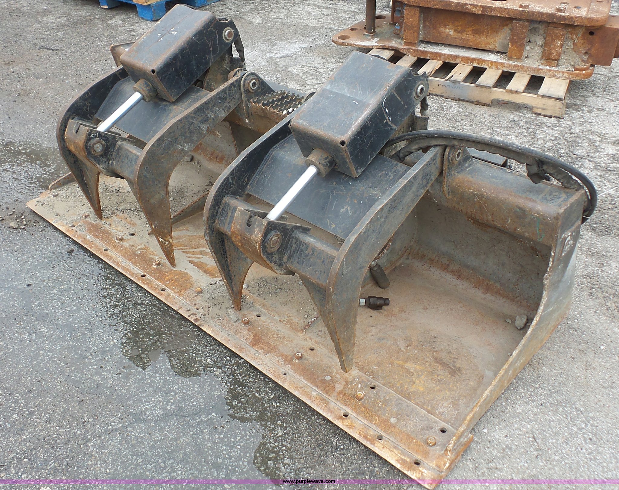 Caterpillar skid steer grapple bucket in Olathe, KS Item J4659 sold