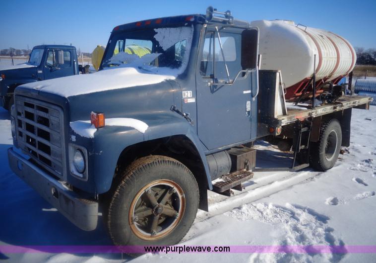 image for item AL9231 1981 International 1754 flatbed truck