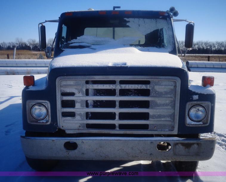 image for item AL9231 1981 International 1754 flatbed truck