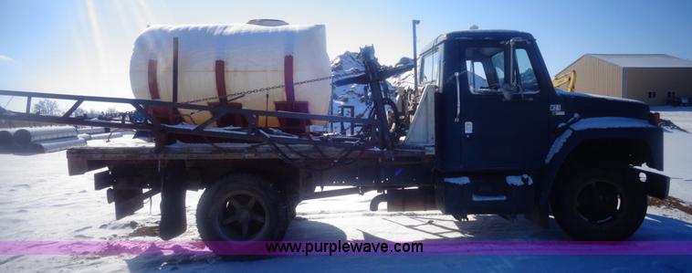 image for item AL9231 1981 International 1754 flatbed truck