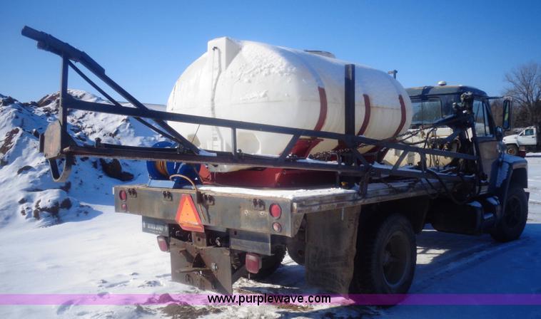 image for item AL9231 1981 International 1754 flatbed truck