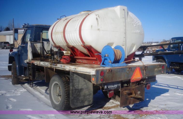 image for item AL9231 1981 International 1754 flatbed truck