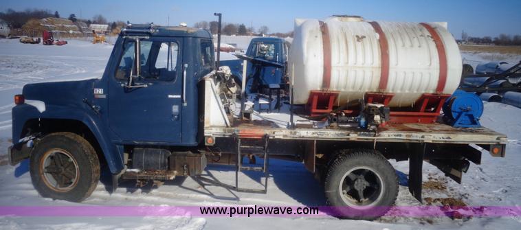 image for item AL9231 1981 International 1754 flatbed truck