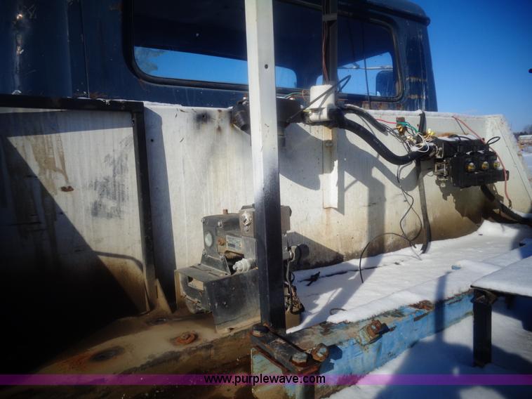 image for item AL9231 1981 International 1754 flatbed truck