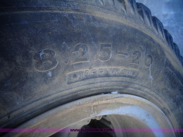 image for item AL9231 1981 International 1754 flatbed truck