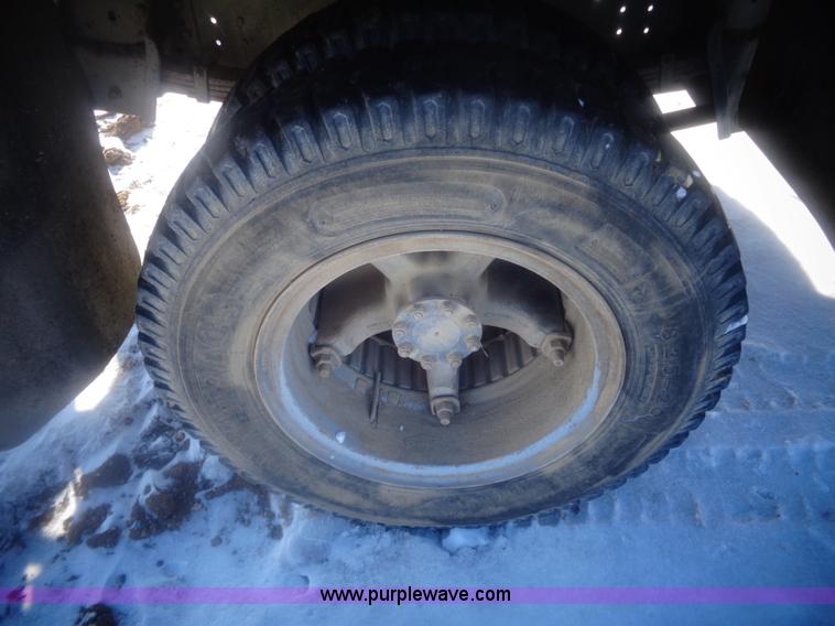 image for item AL9231 1981 International 1754 flatbed truck