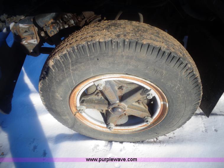 image for item AL9231 1981 International 1754 flatbed truck