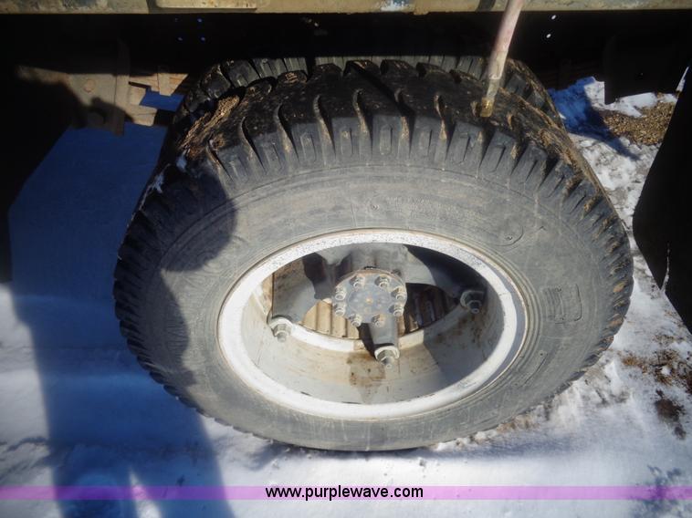 image for item AL9231 1981 International 1754 flatbed truck