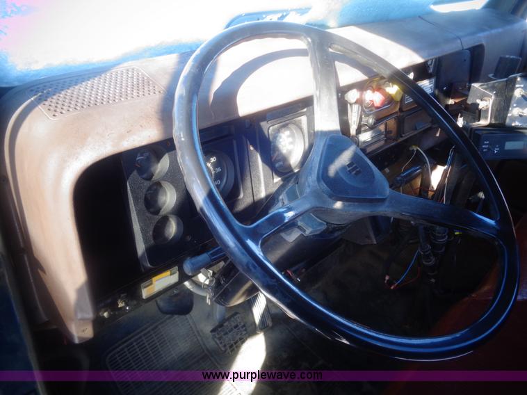 image for item AL9231 1981 International 1754 flatbed truck