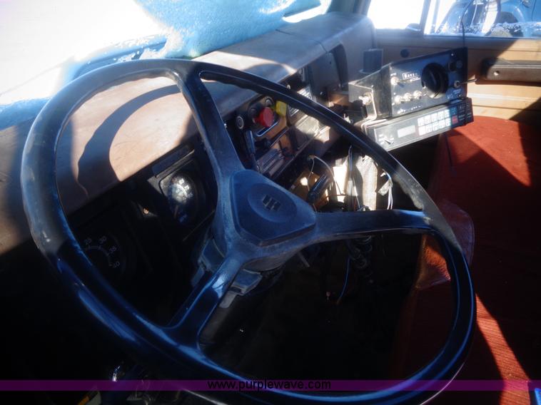 image for item AL9231 1981 International 1754 flatbed truck