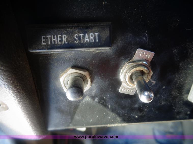 image for item AL9231 1981 International 1754 flatbed truck