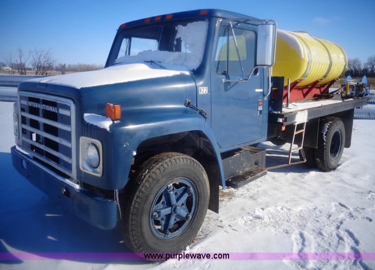 image for item AL9232 1985 International 1754 flatbed truck