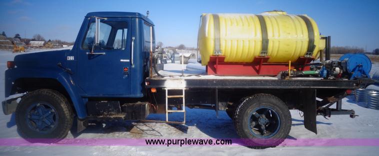 image for item AL9232 1985 International 1754 flatbed truck