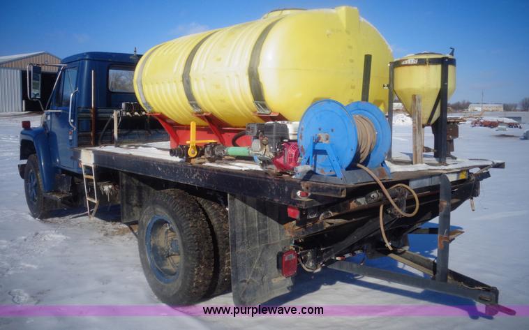 image for item AL9232 1985 International 1754 flatbed truck