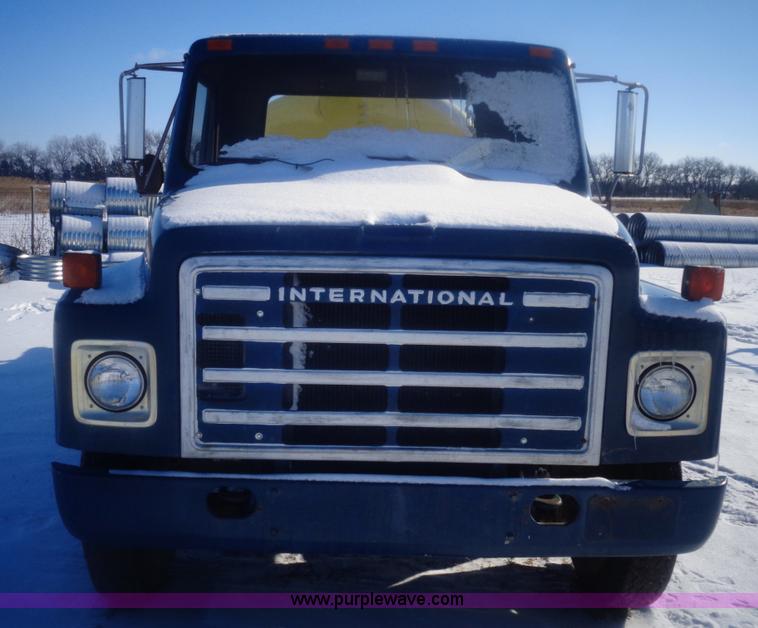 image for item AL9232 1985 International 1754 flatbed truck