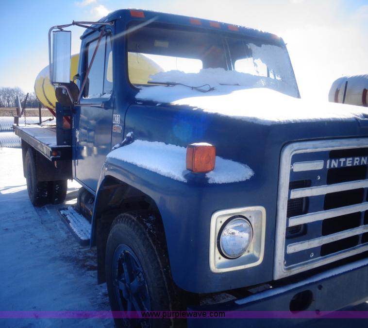 image for item AL9232 1985 International 1754 flatbed truck