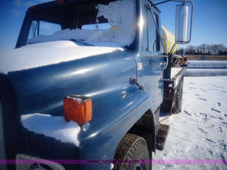 image for item AL9232 1985 International 1754 flatbed truck