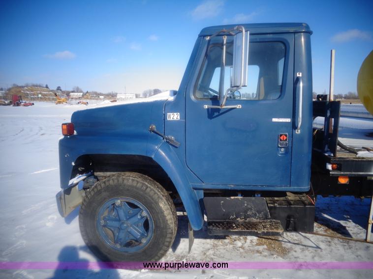 image for item AL9232 1985 International 1754 flatbed truck