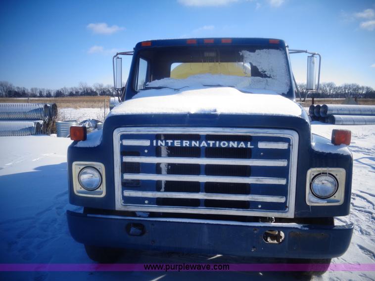 image for item AL9232 1985 International 1754 flatbed truck