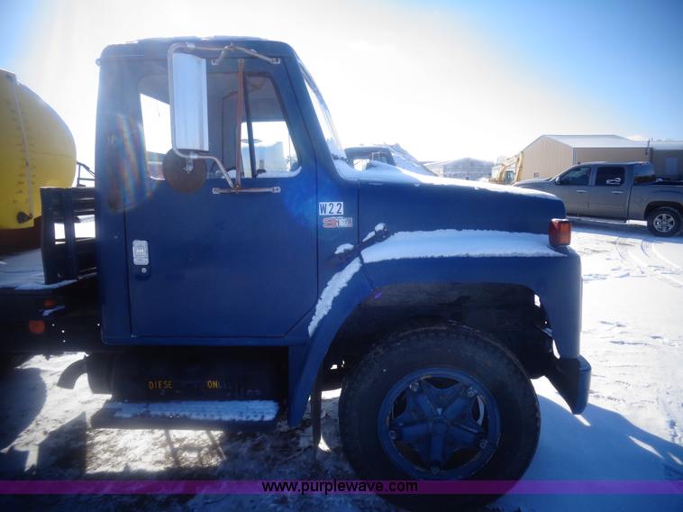 image for item AL9232 1985 International 1754 flatbed truck