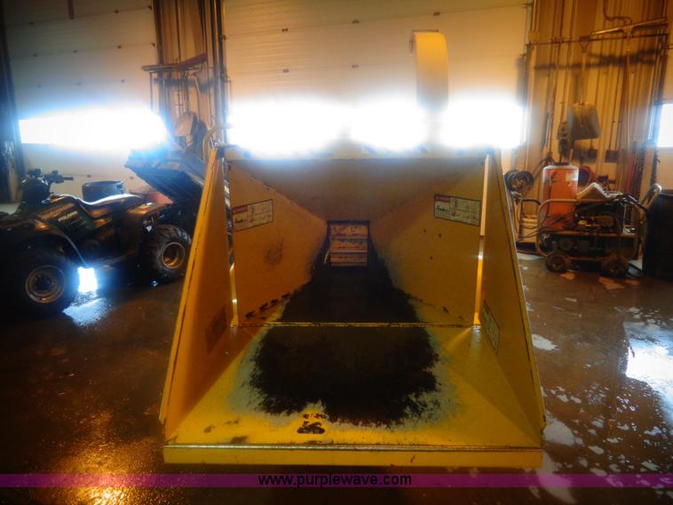 image for item AL9241 2000 Vermeer 935BC Auto Feed II wood chipper